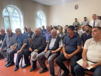 Kəlbəcər rayon İcra Hakimiyyətinin başçısı Azər Qocayev Goranboy rayonu, Meşəli kəndində yerləşən  Kəlbəcər rayon 100 nömrəli tam orta məktəbin inzibati binasında həmin ərazidə yaşayan  vətəndaşlar üçün səyyar-görüş qəbulunu keçirib