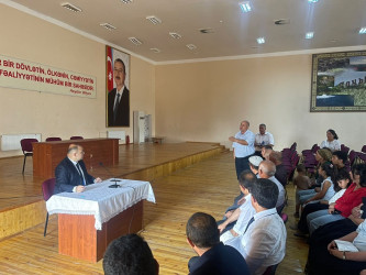 Kəlbəcər rayon İcra Hakimiyyətinin başçısı Azər Qocayev Tərtər rayonu, Şıxarx qəsəbəsində yerləşən Kəlbəcər rayon 34 nömrəli tam orta məktəbin inzibati binasında həmin ərazidə yaşayan vətəndaşlar üçün səyyar-görüş qəbulunu keçirib