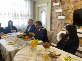 Kəlbəcər rayon İcra Hakimiyyətinin başçısı Azər Qocayev şəhid Qabilov İsmayıl Əli oğlunun ailəsini ziyarət edib.