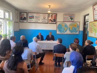 Kəlbəcər rayon İcra Hakimiyyətinin başçısı Azər Qocayev Abşeron şəhəri, Xırdalan şəhəri, Kəlbəcər rayon 20 saylı tam orta məktəbin inzibati binasında həmin ərazidə yaşayan vətəndaşlar üçün görüş  keçirib.