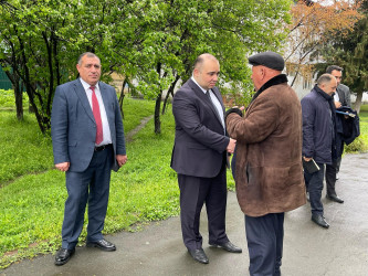 Kəlbəcər rayon İcra Hakimiyyətinin başçısı Azər Qocayev Qax rayonu, Almalı kəndində  həmin ərazidə yaşayan vətəndaşlar üçün səyyar-görüş qəbulunu keçirib.