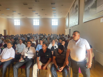 Kəlbəcər rayon İcra Hakimiyyətinin başçısı Azər Qocayev Tərtər rayonu, Şıxarx qəsəbəsində yerləşən Kəlbəcər rayon 34 nömrəli tam orta məktəbin inzibati binasında həmin ərazidə yaşayan vətəndaşlar üçün səyyar-görüş qəbulunu keçirib