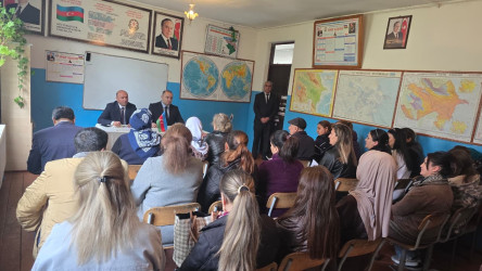 Kəlbəcər rayon İcra Hakimiyyətinin başçısı Azər Qocayev Abşeron rayonu ərazisində  müvəqqəti  fəaliyyət göstərən Kəlbəcər rayon 20 nömrəli tam orta məktəbin   inzibati binasında rayon sakinləri üçün səyyar-görüş qəbulunu keçirib.