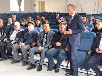 Kəlbəcər rayon İcra Hakimiyyətinin başçısı Azər Qocayev Abşeron rayonu, Mehdiabad qəsəbəsində, Kəlbəcər rayon 13 nömrəli tam orta məktəbin inzibati binasında həmin ərazidə yaşayan vətəndaşlarla görüşüb.