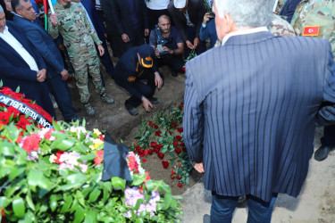 Kəlbəcər Rayon İcra Hakimiyyətinin başçısı Azər Qocayev, şəhid Kamalov Bahadur Məhəmməd oğlunun , Kəlbəcər rayonunda dəfin mərasimində iştirak edib.