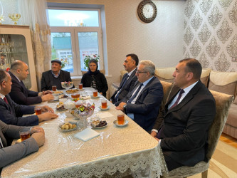 Kəlbəcər Rayon İcra Hakimiyyətinin başçısı Azər Qocayev 9 May – Faşizm üzərində Qələbə Günü ərəfəsində  şəhid Abdullayev Həsən Aydın oğlunun ailəsini ziyarət edib.
