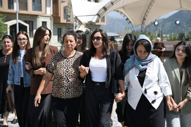 Avqustun 21-də Azərbaycan Respublikasının Prezidenti İlham Əliyev və birinci xanım Mehriban Əliyeva Kəlbəcər şəhərində 1-ci yaşayış kompleksinin ərazisində fərdi və çoxmərtəbəli evlərdə yaradılan şəraitlə tanış olub, buraya köçən sakinlərlə görüşüblər.