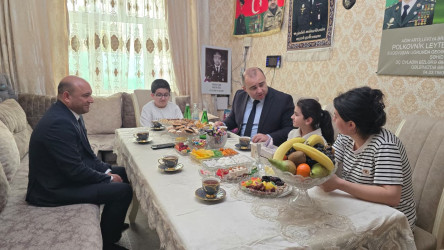 Kəlbəcər rayon İcra Hakimiyyətinin başçısı Azər Qocayev şəhid polkovnik-leytenant  Cəfərov Zaur Hüseyn oğlunun ailəsini ziyarət edib.
