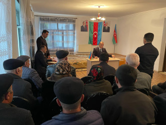 Kəlbəcər rayon İcra Hakimiyyətinin başçısı Azər Qocayev Qax rayonu, Almalı kəndində  həmin ərazidə yaşayan vətəndaşlar üçün səyyar-görüş qəbulunu keçirib.