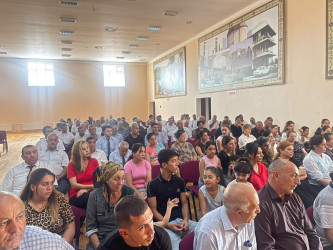 Kəlbəcər rayon İcra Hakimiyyətinin başçısı Azər Qocayev Tərtər rayonu, Şıxarx qəsəbəsində yerləşən Kəlbəcər rayon 34 nömrəli tam orta məktəbin inzibati binasında həmin ərazidə yaşayan vətəndaşlar üçün səyyar-görüş qəbulunu keçirib