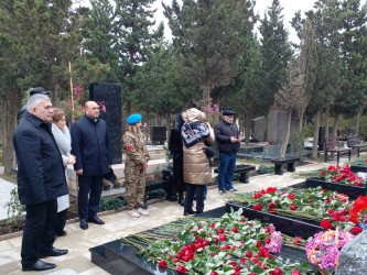 Kəlbəcər rayon İcra Hakimiyyəti başçısının birinici müavini Eldəniz Mehtiyev AZAL-a məxsus sərnişin təyyarəsinin faciəli şəkildə qəzaya uğramasın birinci ildönümündə, faciə nəticəsində həyatını itirmiş Azərbaycanın Milli Qəhrəmanı Hökümə Əliyevanın məzarını ziyarət edib.