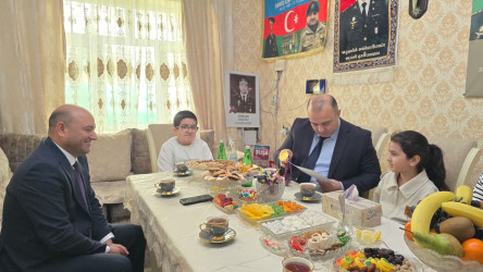 Kəlbəcər rayon İcra Hakimiyyətinin başçısı Azər Qocayev şəhid polkovnik-leytenant  Cəfərov Zaur Hüseyn oğlunun ailəsini ziyarət edib.