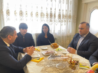 Kəlbəcər rayon İcra Hakimiyyətinin başçısı Azər Qocayev şəhid Qabilov İsmayıl Əli oğlunun ailəsini ziyarət edib.