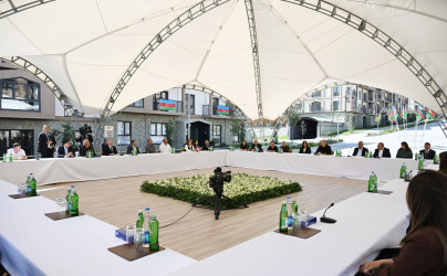 Avqustun 21-də Azərbaycan Respublikasının Prezidenti İlham Əliyev və birinci xanım Mehriban Əliyeva Kəlbəcər şəhərində 1-ci yaşayış kompleksinin ərazisində fərdi və çoxmərtəbəli evlərdə yaradılan şəraitlə tanış olub, buraya köçən sakinlərlə görüşüblər.