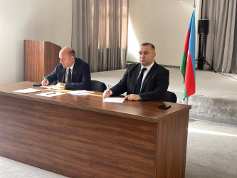 Kəlbəcər rayon İcra Hakimiyyətinin başçısı Azər Qocayev Abşeron rayonu, Mehdiabad qəsəbəsində, Kəlbəcər rayon 13 nömrəli tam orta məktəbin inzibati binasında həmin ərazidə yaşayan vətəndaşlarla görüşüb.