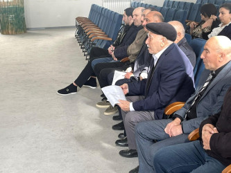 Kəlbəcər rayon İcra Hakimiyyətinin başçısı Azər Qocayev Abşeron rayonu, Mehdiabad qəsəbəsində, Kəlbəcər rayon 13 nömrəli tam orta məktəbin inzibati binasında həmin ərazidə yaşayan vətəndaşlarla görüşüb.