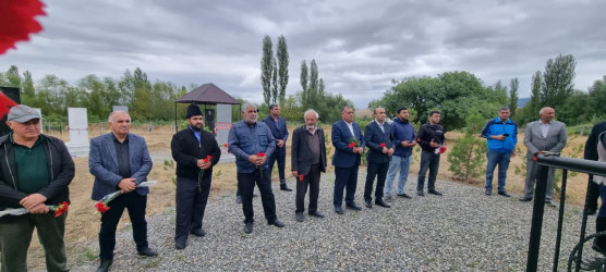 2022-ci ilin sentyabr ayının 12-də Laçın rayonunun Qaragöl ərazisində xidməti vəzifələrini yerinə yetirərkən Erməni Silahlı Birləşmələrinin törətdiyi təxribatın qarşısını alarkən qəhrəmancasına şəhid olmuş leytinant Şirinov Ömər Muğan oğlunun məzarı ziyarət edilib.