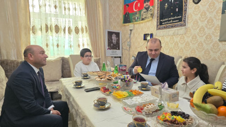 Kəlbəcər rayon İcra Hakimiyyətinin başçısı Azər Qocayev şəhid polkovnik-leytenant  Cəfərov Zaur Hüseyn oğlunun ailəsini ziyarət edib.