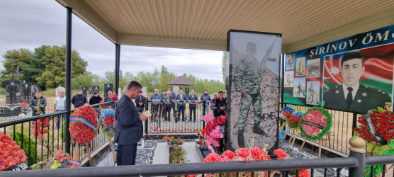 2022-ci ilin sentyabr ayının 12-də Laçın rayonunun Qaragöl ərazisində xidməti vəzifələrini yerinə yetirərkən Erməni Silahlı Birləşmələrinin törətdiyi təxribatın qarşısını alarkən qəhrəmancasına şəhid olmuş leytinant Şirinov Ömər Muğan oğlunun məzarı ziyarət edilib.