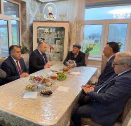 Kəlbəcər Rayon İcra Hakimiyyətinin başçısı Azər Qocayev 9 May – Faşizm üzərində Qələbə Günü ərəfəsində  şəhid Abdullayev Həsən Aydın oğlunun ailəsini ziyarət edib.
