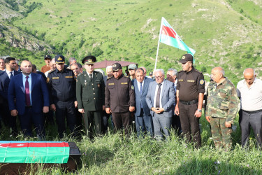 Kəlbəcər Rayon İcra Hakimiyyətinin başçısı Azər Qocayev, şəhid Babayeva Mədinə Rəhim qızının , Kəlbəcər rayonunda dəfin mərasimində iştirak edib.