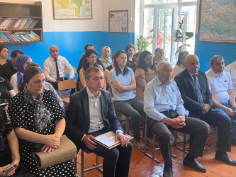 Kəlbəcər rayon İcra Hakimiyyətinin başçısı Azər Qocayev Abşeron şəhəri, Xırdalan şəhəri, Kəlbəcər rayon 20 saylı tam orta məktəbin inzibati binasında həmin ərazidə yaşayan vətəndaşlar üçün görüş  keçirib.