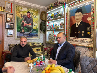 Kəlbəcər rayon İcra Hakimiyyətinin başçısı Azər Qocayev şəhid Salmanov Elçin Habil oğlunun ailəsini ziyarət edib.