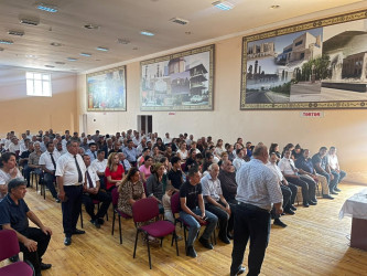 Kəlbəcər rayon İcra Hakimiyyətinin başçısı Azər Qocayev Tərtər rayonu, Şıxarx qəsəbəsində yerləşən Kəlbəcər rayon 34 nömrəli tam orta məktəbin inzibati binasında həmin ərazidə yaşayan vətəndaşlar üçün səyyar-görüş qəbulunu keçirib