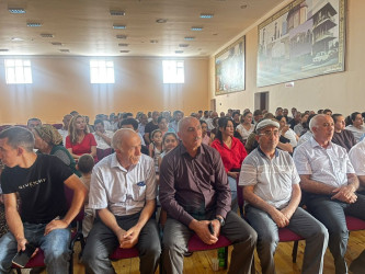Kəlbəcər rayon İcra Hakimiyyətinin başçısı Azər Qocayev Tərtər rayonu, Şıxarx qəsəbəsində yerləşən Kəlbəcər rayon 34 nömrəli tam orta məktəbin inzibati binasında həmin ərazidə yaşayan vətəndaşlar üçün səyyar-görüş qəbulunu keçirib