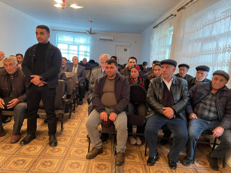 Kəlbəcər rayon İcra Hakimiyyətinin başçısı Azər Qocayev Qax rayonu, Almalı kəndində  həmin ərazidə yaşayan vətəndaşlar üçün səyyar-görüş qəbulunu keçirib.