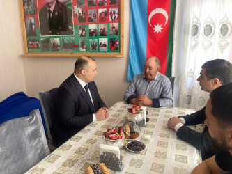 Kəlbəcər rayon İcra Hakimiyyətinin başçısı Azər Qocayev şəhid Rzayev Ülfət Novruz oğlunun ailəsini ziyarət edib.