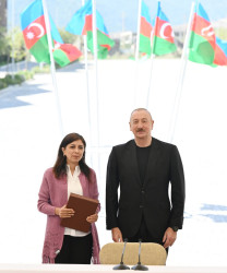 Avqustun 21-də Azərbaycan Respublikasının Prezidenti İlham Əliyev və birinci xanım Mehriban Əliyeva Kəlbəcər şəhərində 1-ci yaşayış kompleksinin ərazisində fərdi və çoxmərtəbəli evlərdə yaradılan şəraitlə tanış olub, buraya köçən sakinlərlə görüşüblər.