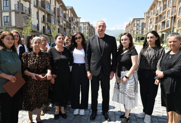 Avqustun 21-də Azərbaycan Respublikasının Prezidenti İlham Əliyev və birinci xanım Mehriban Əliyeva Kəlbəcər şəhərində 1-ci yaşayış kompleksinin ərazisində fərdi və çoxmərtəbəli evlərdə yaradılan şəraitlə tanış olub, buraya köçən sakinlərlə görüşüblər.