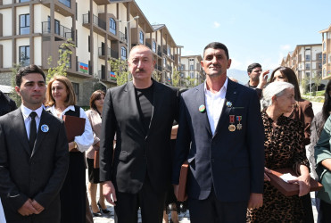 Avqustun 21-də Azərbaycan Respublikasının Prezidenti İlham Əliyev və birinci xanım Mehriban Əliyeva Kəlbəcər şəhərində 1-ci yaşayış kompleksinin ərazisində fərdi və çoxmərtəbəli evlərdə yaradılan şəraitlə tanış olub, buraya köçən sakinlərlə görüşüblər.