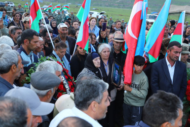 Kəlbəcər Rayon İcra Hakimiyyətinin başçısı Azər Qocayev, şəhid Kamalov Bahadur Məhəmməd oğlunun , Kəlbəcər rayonunda dəfin mərasimində iştirak edib.