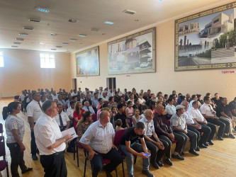 Kəlbəcər rayon İcra Hakimiyyətinin başçısı Azər Qocayev Tərtər rayonu, Şıxarx qəsəbəsində yerləşən Kəlbəcər rayon 34 nömrəli tam orta məktəbin inzibati binasında həmin ərazidə yaşayan vətəndaşlar üçün səyyar-görüş qəbulunu keçirib