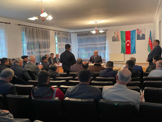 Kəlbəcər rayon İcra Hakimiyyətinin başçısı Azər Qocayev Qax rayonu, Almalı kəndində  həmin ərazidə yaşayan vətəndaşlar üçün səyyar-görüş qəbulunu keçirib.