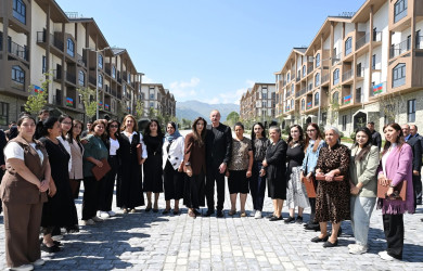 Avqustun 21-də Azərbaycan Respublikasının Prezidenti İlham Əliyev və birinci xanım Mehriban Əliyeva Kəlbəcər şəhərində 1-ci yaşayış kompleksinin ərazisində fərdi və çoxmərtəbəli evlərdə yaradılan şəraitlə tanış olub, buraya köçən sakinlərlə görüşüblər.
