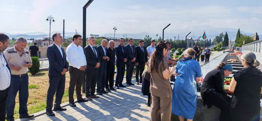 Kəlbəcər rayon İcra Hakimiyyətinin başçısı Azər Qocayev antiterror əməliyyatı  zamanı şəhid olmuş   Mehtiyev Şəhriyar Mübariz oğlunun ailəsini  ziyarət  edib