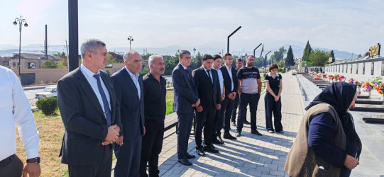Kəlbəcər rayon İcra Hakimiyyətinin başçısı Azər Qocayev antiterror əməliyyatı  zamanı şəhid olmuş   Mehtiyev Şəhriyar Mübariz oğlunun ailəsini  ziyarət  edib