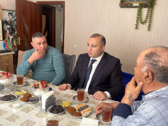 Kəlbəcər rayon İcra Hakimiyyətinin başçısı Azər Qocayev şəhid Rzayev Ülfət Novruz oğlunun ailəsini ziyarət edib.