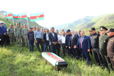 Kəlbəcər Rayon İcra Hakimiyyətinin başçısı Azər Qocayev, şəhid Babayeva Mədinə Rəhim qızının , Kəlbəcər rayonunda dəfin mərasimində iştirak edib.