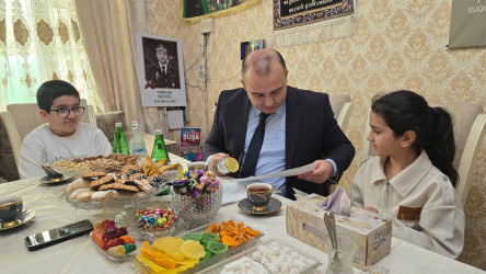 Kəlbəcər rayon İcra Hakimiyyətinin başçısı Azər Qocayev şəhid polkovnik-leytenant  Cəfərov Zaur Hüseyn oğlunun ailəsini ziyarət edib.
