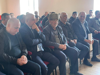 Kəlbəcər rayon İcra Hakimiyyətinin başçısı Azər Qocayev Sumqayıt şəhərində müvəqqəti fəaliyyət göstərən Qubadlı rayon Çaytumas tam orta məktəbin inzibati  binasında həmin ərazidə yaşayan vətəndaşlar üçün səyyar-görüş qəbulunu keçirib.