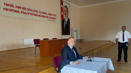 Kəlbəcər rayon İcra Hakimiyyətinin başçısı Azər Qocayev Tərtər rayonu, Şıxarx qəsəbəsində yerləşən Kəlbəcər rayon 34 nömrəli tam orta məktəbin inzibati binasında həmin ərazidə yaşayan vətəndaşlar üçün səyyar-görüş qəbulunu keçirib