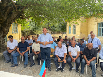 Kəlbəcər rayon İcra Hakimiyyətinin başçısı Azər Qocayev Ağsu rayonu, Hinqar kəndində və onun ətrafında müvəqqəti  yaşayan vətəndaşlar üçün səyyar-görüş qəbulunu keçirib.