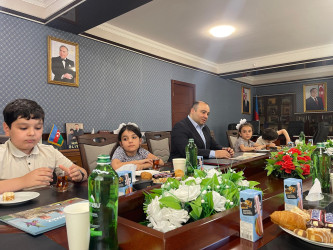 Kəlbəcər rayon İcra Hakimiyyətinin başçısı Azər Qocayev “1 iyun-Uşaqların Beynəlxalq Müdafiəsi Günü”nü şəhid  və qazi övladları ilə birgə qeyd edib.