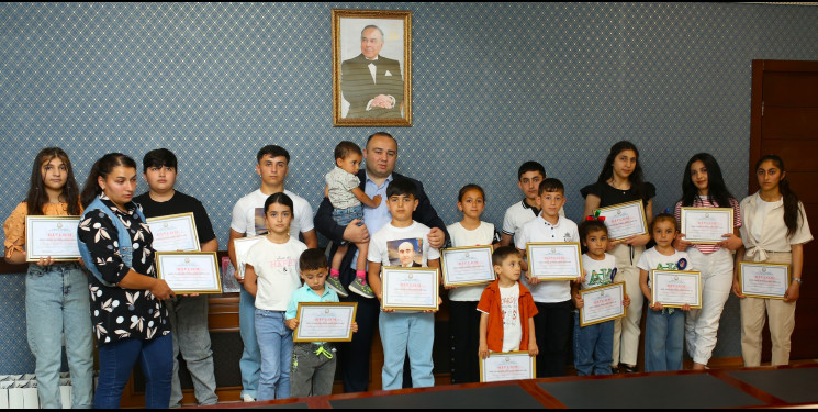 Kəlbəcər rayon İcra Hakimiyyətinin başçısı Azər Qocayev “1 iyun-Uşaqların Beynəlxalq Müdafiəsi Günü”nü şəhid övladları ilə birgə qeyd edib.