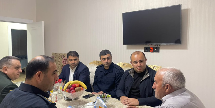 Kəlbəcər rayon İcra Hakimiyyətinin başçısı Azər Qocayev Vətən Müharibəsi Qəhrəmanı,şəhid Anar Əliyevin ailəsini Kəlbəcər rayonunda  ziyarət edib.