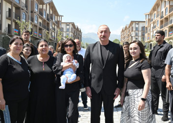 Avqustun 21-də Azərbaycan Respublikasının Prezidenti İlham Əliyev və birinci xanım Mehriban Əliyeva Kəlbəcər şəhərində 1-ci yaşayış kompleksinin ərazisində fərdi və çoxmərtəbəli evlərdə yaradılan şəraitlə tanış olub, buraya köçən sakinlərlə görüşüblər.